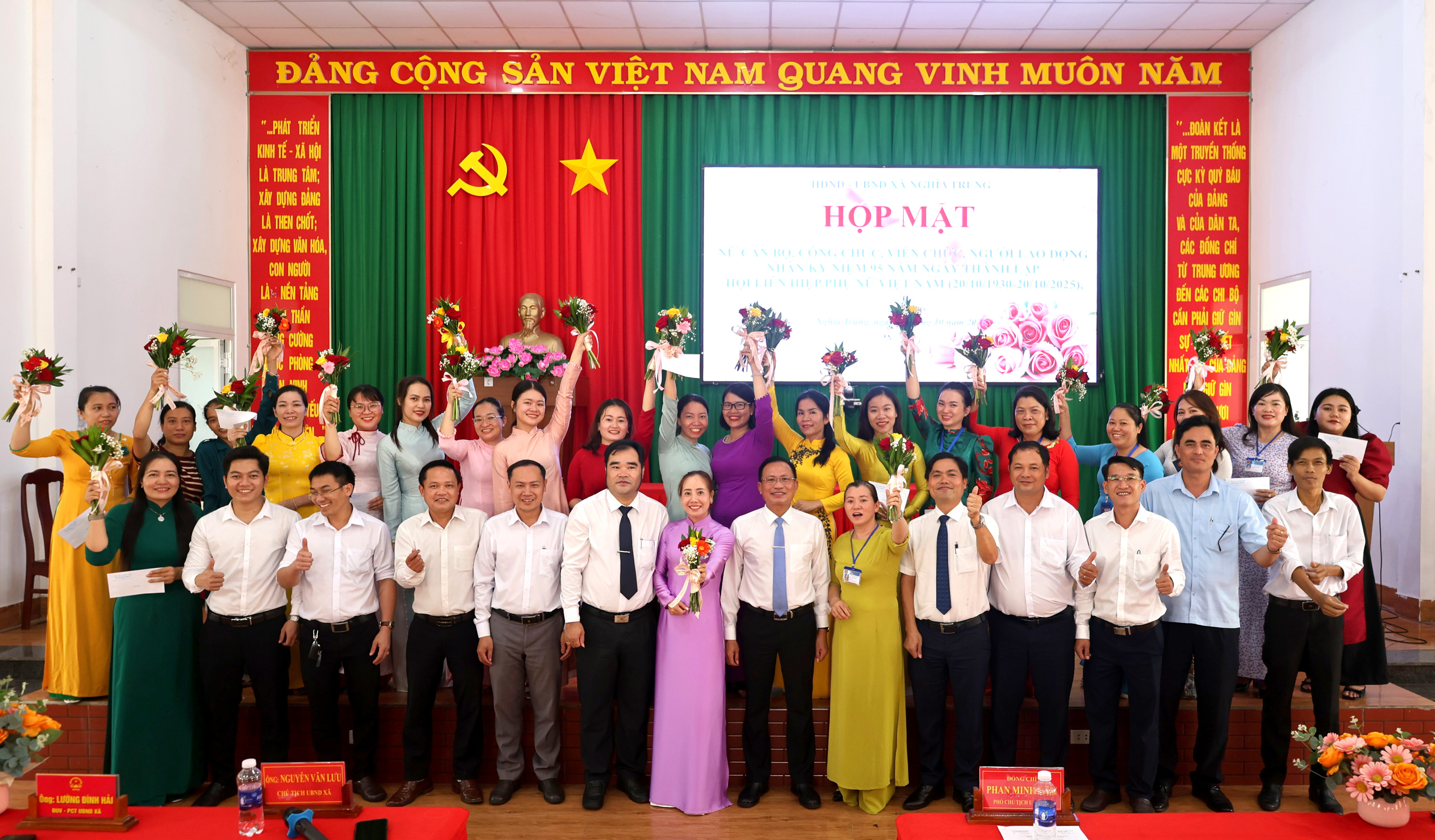 LANH DAO CHUP HINH LUU NIEM 1