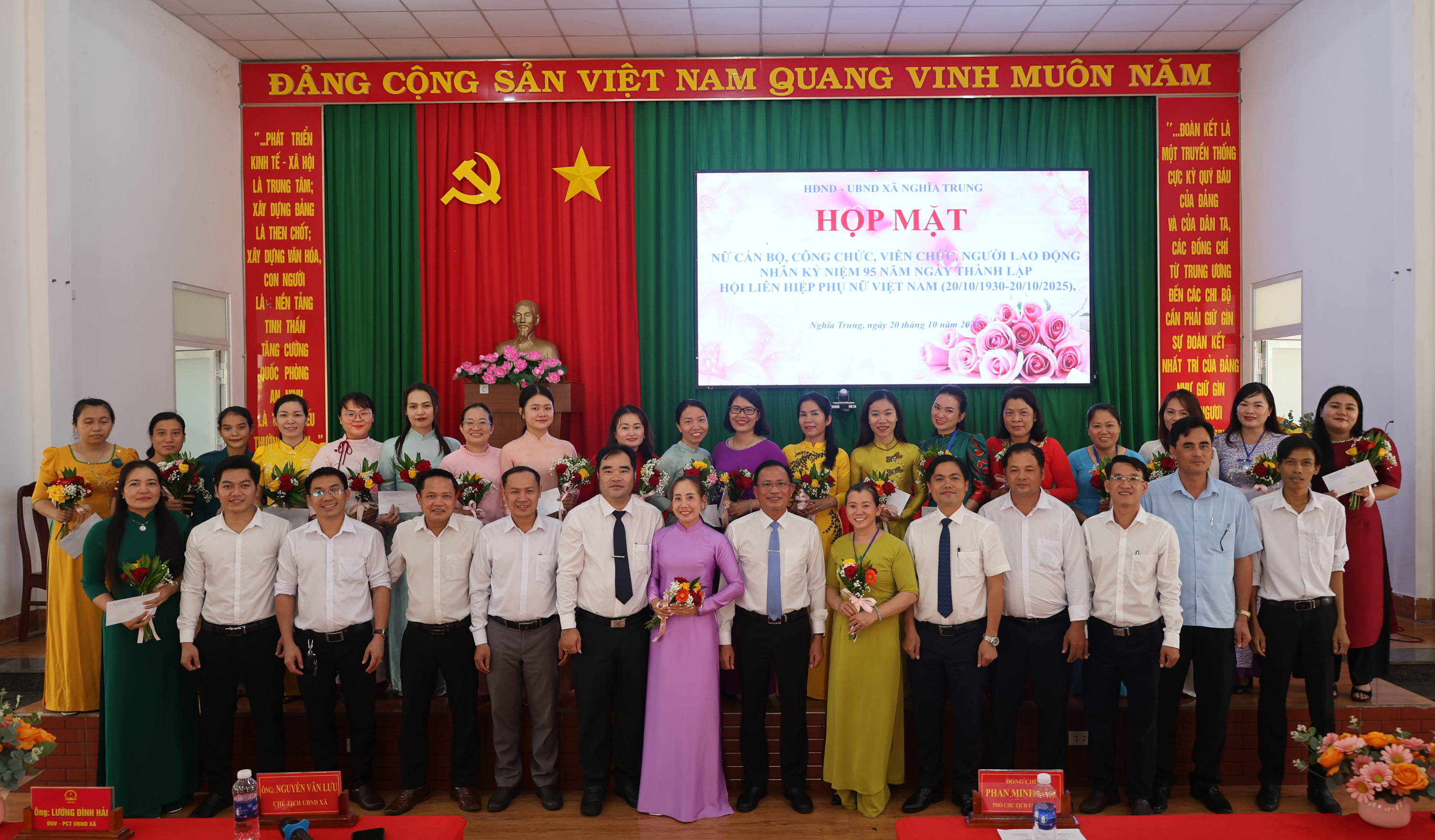 LANH DAO CHUP HINH LUU NIEM