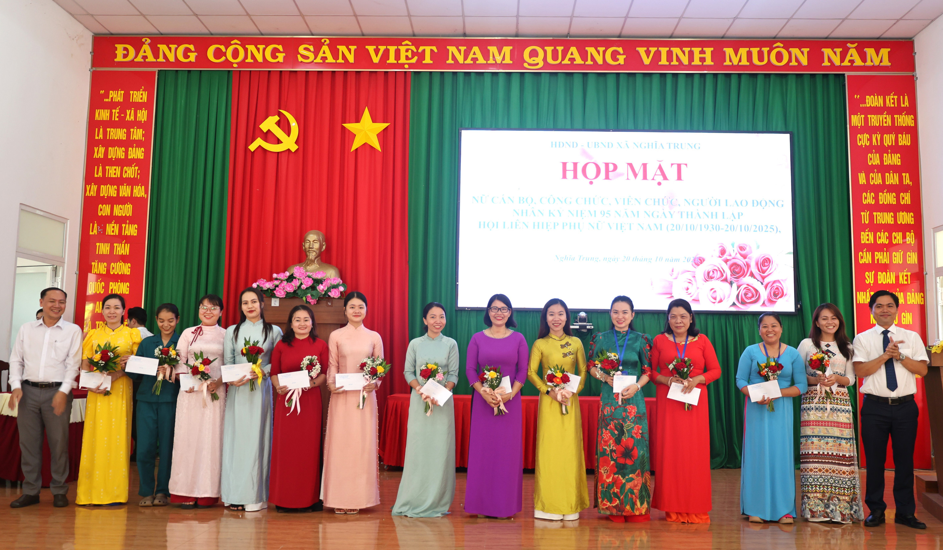 PHO CHU TICH TANG QUA