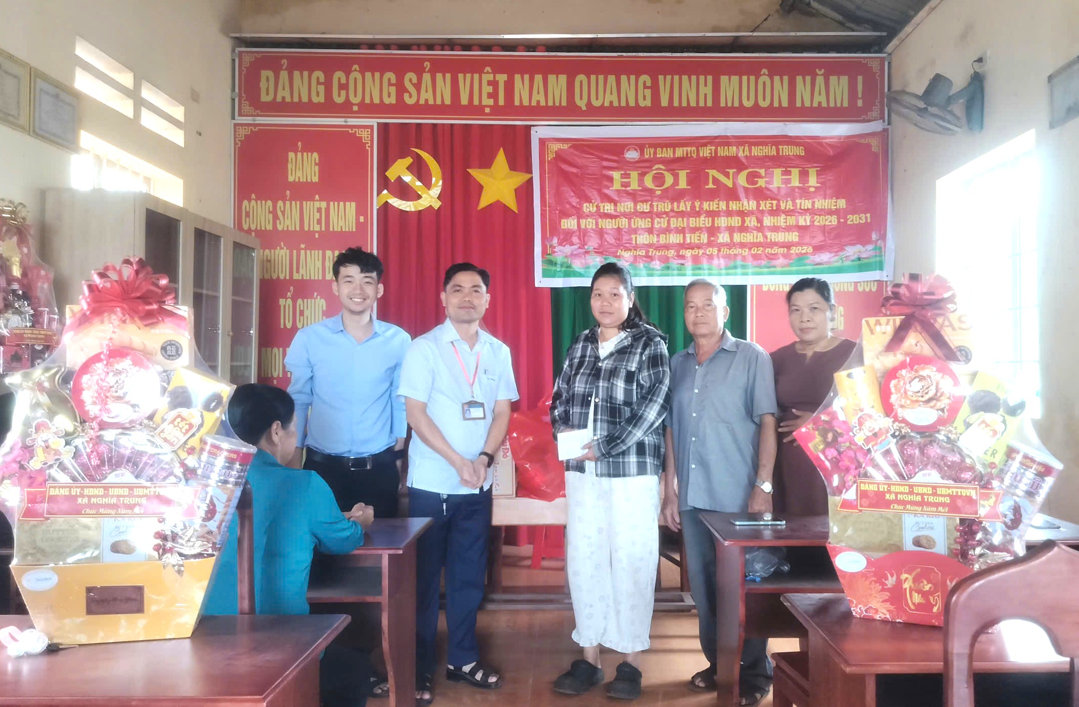 A Hải tặng quà người yếu thế Bình Tiến