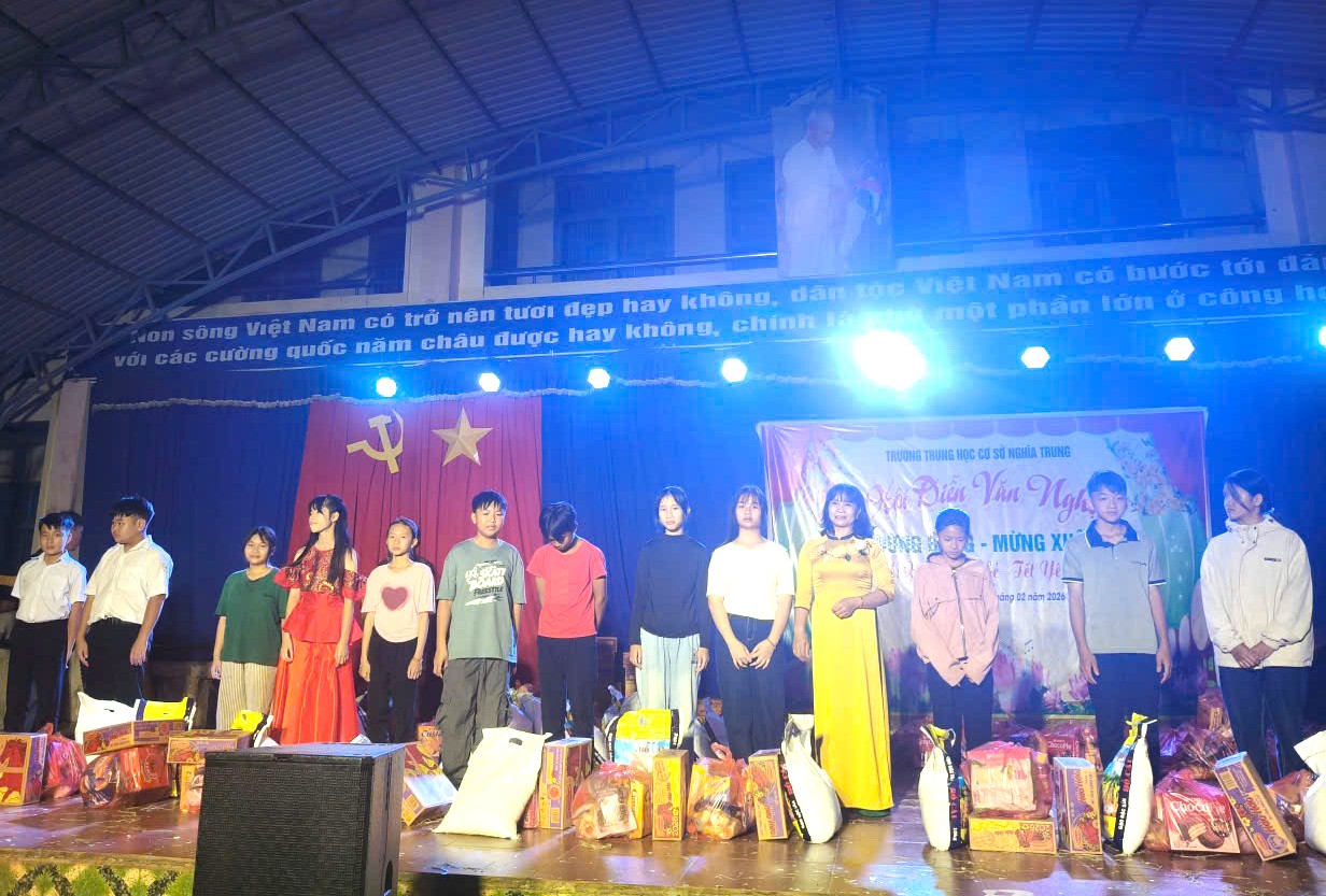 cô Thảo trao quà tết