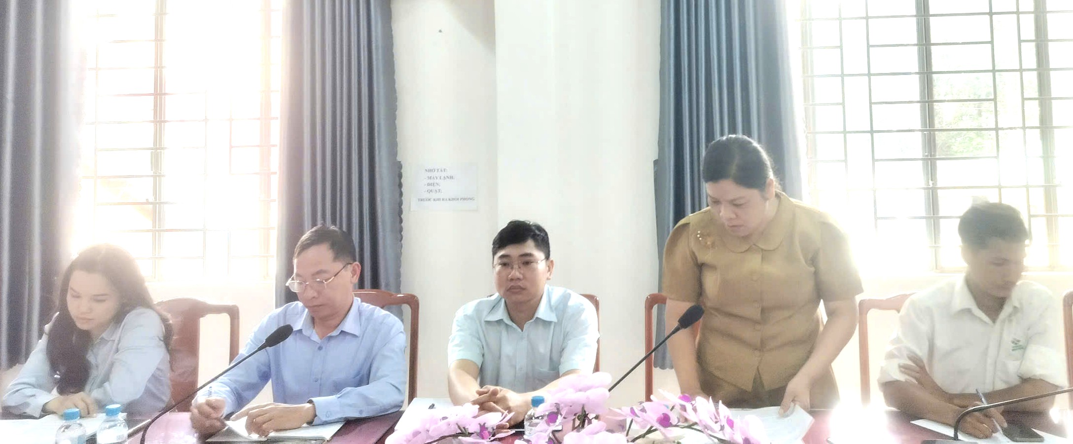 Đồng chí Hoa pkt báo cáo tình hình kiểm soát dịch